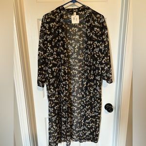 New Hey Babe medium black floral short sleeve kimono